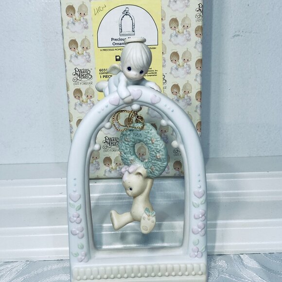 2 VNTG C'Mas Precious Moments HANG ON FOR THE HOLLYDAYS Ornament1988/HOLDER 1994 - Picture 1 of 8